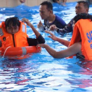 *Satpolairud Polres Lamongan Bekali Santri Keterampilan Berenang dan Penyelamatan di Perairan*