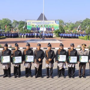 *Dinilai Berdedikasi Jaga Kondusivitas, Polres Madiun Raih Penghargaan dari Bupati*