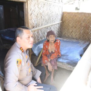 *Polri Peduli : Polres Bondowoso Santuni Nenek Sebatangkara*