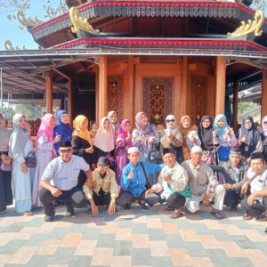 Alumni Madrasah Ibtida’ iyah Babussalam Tambar Jombang Selenggarakan Reuni Di Pantai Semilir Tuban
