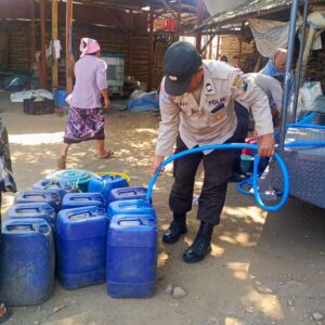 *Polres Pasuruan Sulap Mobil Patroli Jadi Pengangkut Air Bersih untuk Warga Terdampak Kekeringan*