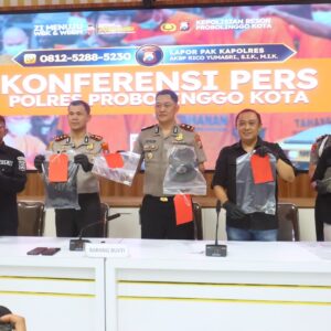 *Polres Probolinggo Kota Ungkap Kasus Pembunuhan Manusia Silver, Dua Tersangka Diamankan*