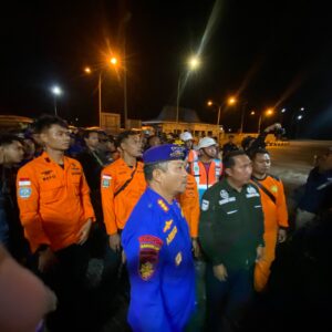 *Polda Jatim Terjunkan 30 Personel SAR Polairud dan Almatsus, Evakuasi Korban KMP Mutiara Sentosa 2*