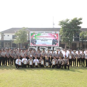*Kapolres Jombang Berikan Penghargaan kepada Personel Berprestasi, Tegaskan Komitmen Zero Miras dan Kesiapan Pengamanan Muktamar NU ke-35*