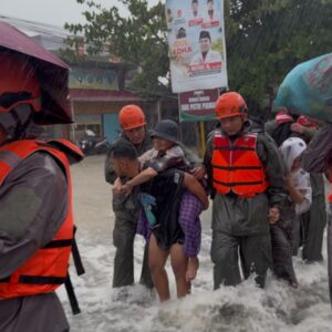 *Polri Gerak Cepat Evakuasi Warga Terdampak Banjir di Padang*