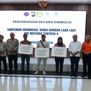 *Kapolda Jatim Dampingi Wamenhub Serahkan Santunan Korban KM Mutiara Sentosa II*