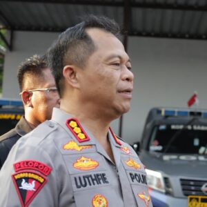 *Polrestabes Surabaya Amankan Tiga Tersangka Serobot Ruko di Ngagel*
