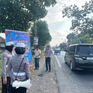 *Polres Jember Masifkan Edukasi Berkendara Aman di Titik Rawan Kecelakaan*