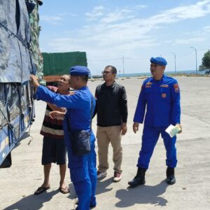 *Polres Situbondo Perketat Pemeriksaan Muatan Truk di Pelabuhan Jangkar*