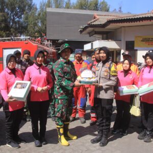 *Polres Probolinggo dan Bhayangkari Salurkan Bantuan untuk Relawan Karhutla TNBTS di Bromo*