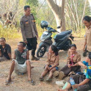 *Tim Gabungan Polres Trenggalek Berhasil Evakuasi 4 Pendaki yang Terjebak Kebakaran di Gunung Orak arik*