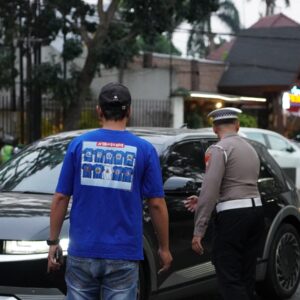 *Polresta Malang Kota dan Aremania Bagikan 39 Mawar, Tebar Pesan Damai Jelang HUT Arema FC*