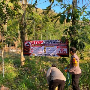 *Polres Blitar Kota Edukasi Warga dan Pasang Banner Cegah Karhutla di Lereng Gunung Pegat*