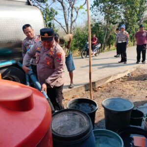 *Polres Ponorogo Hadir Bawa Harapan Saat Kemarau Panjang, Salurkan 16 Ribu Liter Air Bersih untuk Warga Karangpatihan*