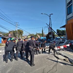 *Gempa M 7,7 Guncang NTT, Satbrimob Polda NTT Gerak Cepat Evakuasi Korban dan Buka Akses*