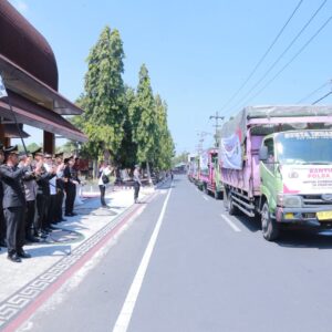 *Di Hari Kemerdekaan, Polri Serentak Gerakkan 44 Truk Bantuan untuk Masyarakat Terdampak Gempa Flores*