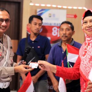 *Satlantas Polres Gresik Hadiahkan “SIM Gratis” untuk 17 Warga yang Lahir 17 Agustus*