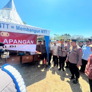 *Polri Perkuat Penanganan Gempa NTT, Kapolri Tinjau Lokasi Terdampak dan Serahkan Bantuan*