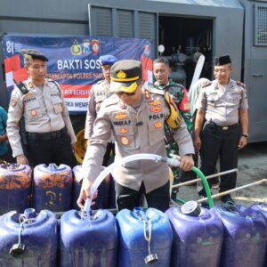 *Peringati HUT ke-81 RI, Polres Pasuruan Kota Salurkan Air Bersih untuk Warga Pesisir*