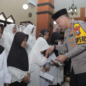 *Sentuhan Humanis Polres Blitar di Hari Maulid Nabi: Gelar Pengajian hingga Santuni Anak Yatim*