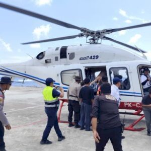 *Polri Evakuasi Dua Warga Palue Lewat Jalur Udara, Lansia Korban Reruntuhan dan Ibu Hamil*