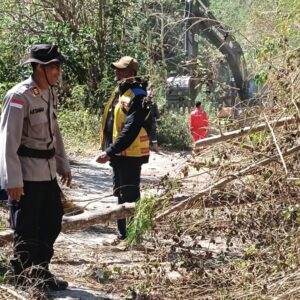 *Personel Polri Buka Akses Jalan Terdampak Longsor Menuju Dusun Nitung di Palue*
