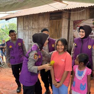 *Tim Trauma Healing Polda Jatim Bantu Pulihkan Warga Terdampak Gempa NTT*