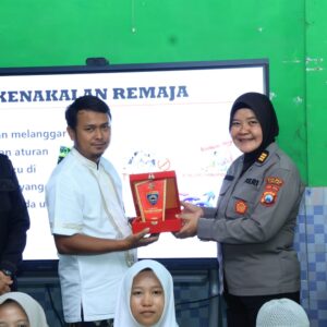 *Sambut Hari Jadi ke – 78, Polwan Polres Ngawi Edukasi Santri Cegah Kenakalan Remaja*
