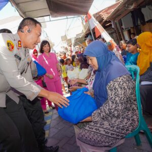 *Polrestabes Surabaya Salurkan Paket Sembako Lewat Program ‘Luthfie.Daily Berbagi’*