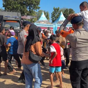 *Polri Gelar Senam Trauma Healing untuk Bangkitkan Semangat Pengungsi Pascagempa*