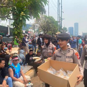 *Polwan Sapa Pejuang Aspirasi, Bagikan Makanan dan Minuman di DPR*
