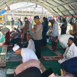*Usai Salat Jumat, Dansatgas SAR Brimob Makan Bersama Warga Terdampak Gempa di Reo*