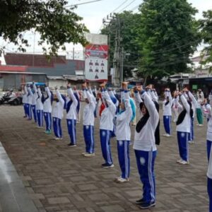 *Terapi Ling Tien Kung: Cara Unik Bhabinkamtibmas Polres Blitar Bikin Warga Makin Sehat dan Kompak*
