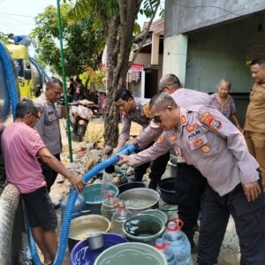 *Polres Nganjuk Kerahkan Water Cannon dan Truk Tangki Pasok Puluhan Ribu Liter Air Bersih di Ngetos*