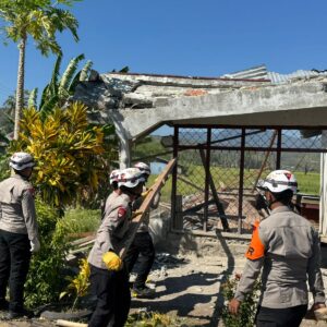 *Kehadiran Brimob Ringankan Beban Warga, Rumah Terdampak Bencana Dibongkar*