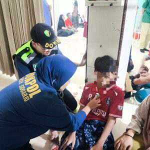 *Tim Dokkes Polresta Sidoarjo Cek Kesehatan Ratusan Santri di Tanggulangin*