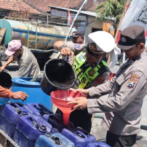 *Polres Gresik Peduli, Salurkan Bantuan Air Bersih untuk Warga 3 Desa di Balongpanggang*