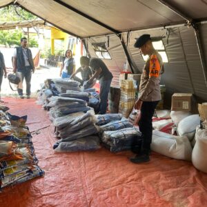 *Dukungan Logistik Terus Mengalir, Satgas SAR Korbrimob Terima Bantuan Terpal di Reo