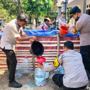 *Polres Bojonegoro Salurkan 25 Ribu Liter Air Bersih ke Warga Terdampak Kemarau*