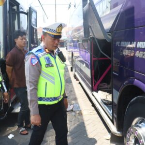 *Cegah Kecelakaan, Polres Pelabuhan Tanjung Perak Gelar Ramp Check Bus Peziarah di Sunan Ampel*