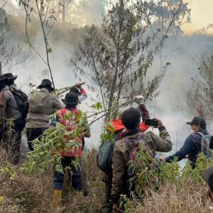 *Polres Batu Terjunkan Personel Tangani Karhutla di Gunung Buthak dan Sterilisasi Jalur Pendakian Panderman*