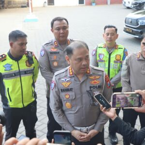 *Polda Jatim Terjunkan 60 Personel Siaga 24 Jam Urai Kepadatan di Ketapang Banyuwangi*