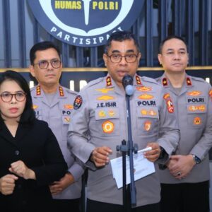 *Polri Lakukan Langkah Awal Mitigasi Dampak Abu Vulkanik Anak Krakatau, Masyarakat Diimbau Tetap Tenang*