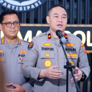 *Polri Kerahkan Water Cannon dan Bagikan Masker, Layani Masyarakat Terdampak Material Erupsi Gunung Anak Krakatau*