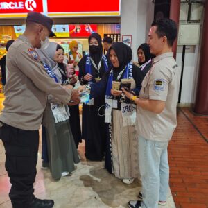 *Polresta Bandara Soetta bersama Otoritas Bandara Berbagi Snack dan Minuman Gratis di Terminal 2*