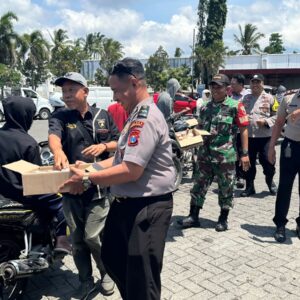 *Aksi Humanis Polres Bondowoso, Berbagi Air Minum Gratis untuk Warga Antre di SPBU*