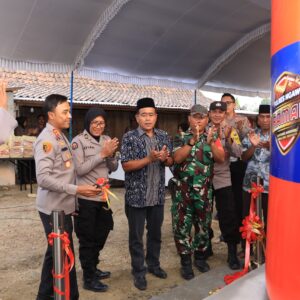 *Atasi Kekeringan, Polres Ngawi Bangun Sumur Bor Presisi dan Bagikan Bansos di Kasreman*