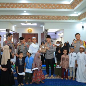 *Singgah di Masjid Natabel Jannah, Wakapolri Komjen Dedi Prasetyo Berbagi Santunan dan Jumat Berkah*