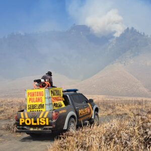 *Polres Probolinggo Terjunkan Personel dan Armada Modifikasi untuk Padamkan Karhutla di Blok Pengol Bromo*