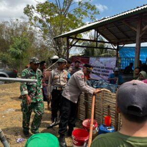 *Polresta Sumenep Salurkan Bantuan Air Bersih untuk 440 KK di Desa Gendang Barat*